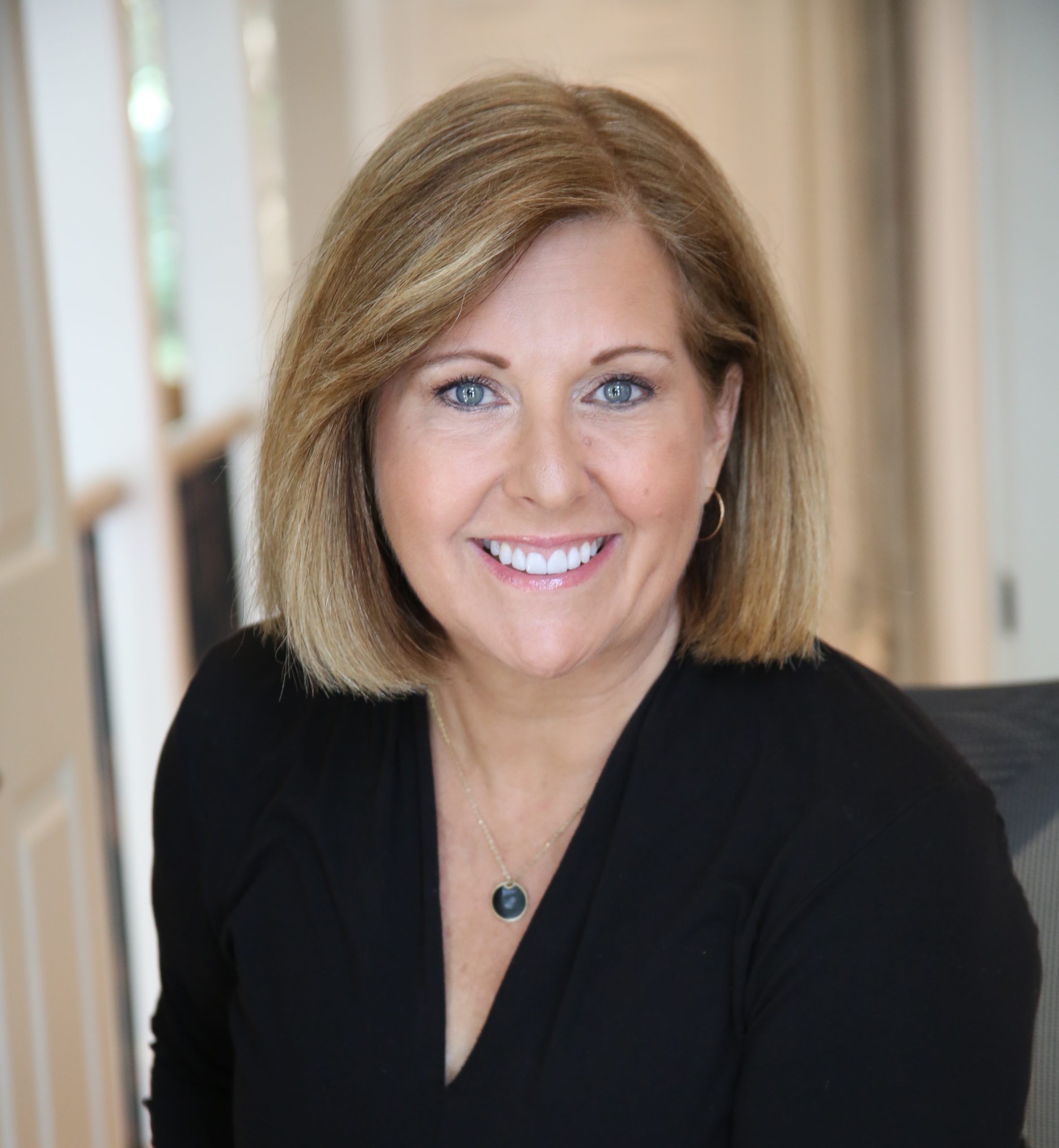 Lisa McLeod 2023 Headshot (1)